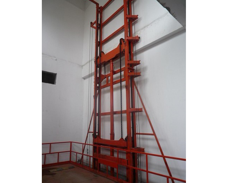 單缸雙柱鏈條導(dǎo)(dǎo)軌式升降作業(yè)(yè)平臺(tái)(tái)